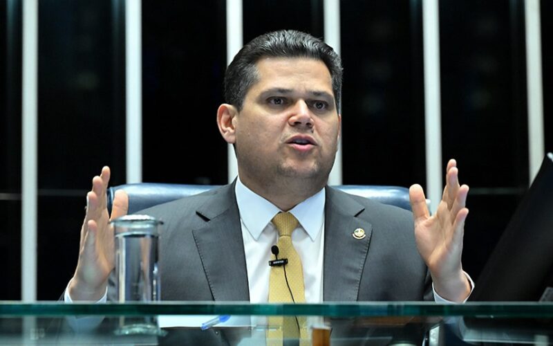 Alcolumbre evita compromisso sobre PEC da jornada 6x1