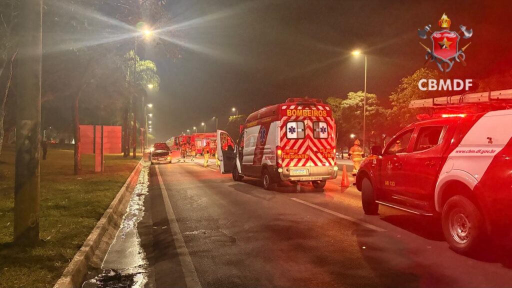 Fiat Punto pega fogo no Eixão Sul e interdita via
