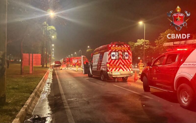 Fiat Punto pega fogo no Eixão Sul e interdita via