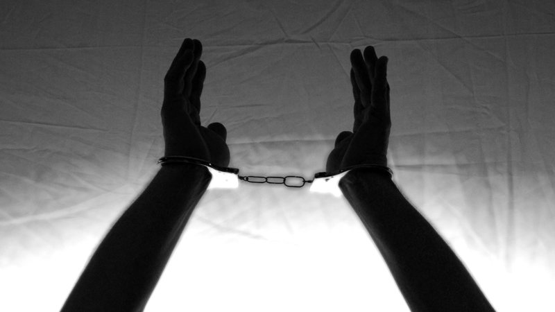 Homem mata o próprio pai a pauladas em Goiás e é preso
