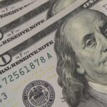 Dólar cai com alta do petróleo, apesar de risco geopolítico