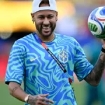 Neymar é festejado após primeiro treino com a Seleção na Copa