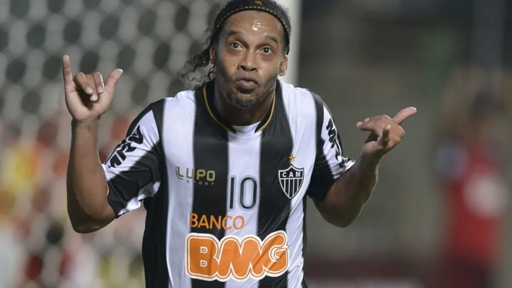 Ronaldinho, 46, anuncia retorno ao futebol na 3ª divisão italiana