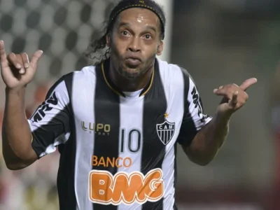 Ronaldinho, 46, anuncia retorno ao futebol na 3ª divisão italiana