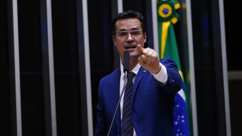 Deltan Dallagnol cogita lançar esposa ao Senado se tiver candidatura barrada