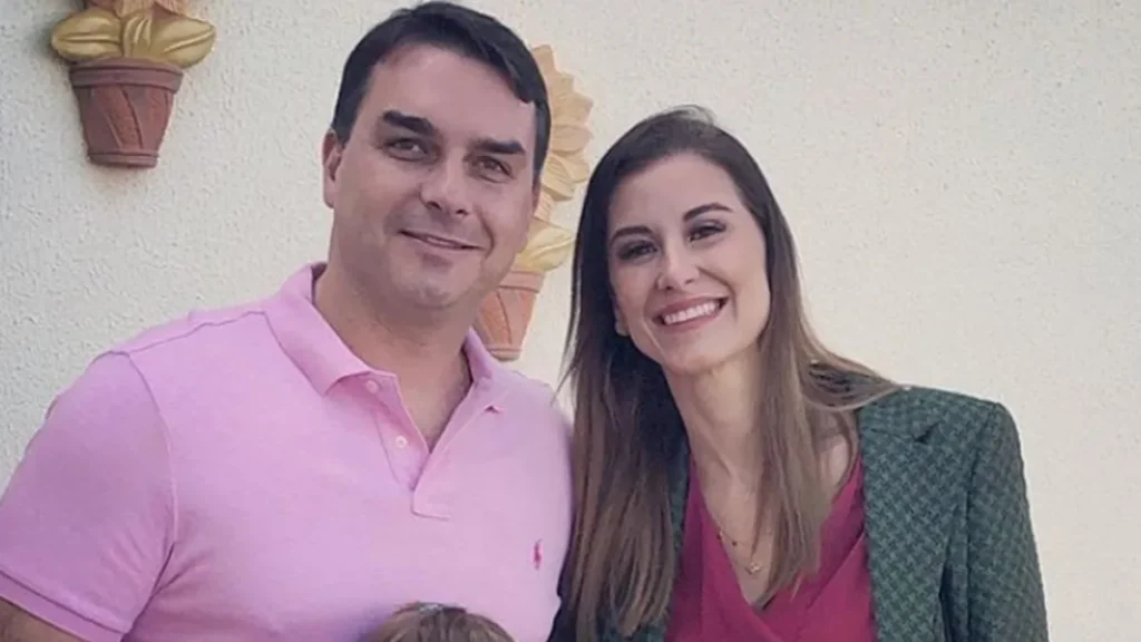 Esposa de Flávio Bolsonaro defende senador após críticas de Michelle