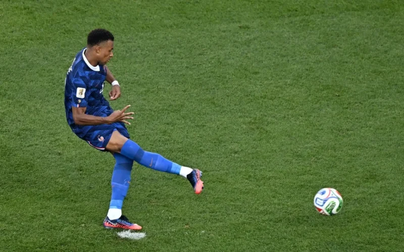 França bate Paraguai com gol de Mbappé e vai às quartas