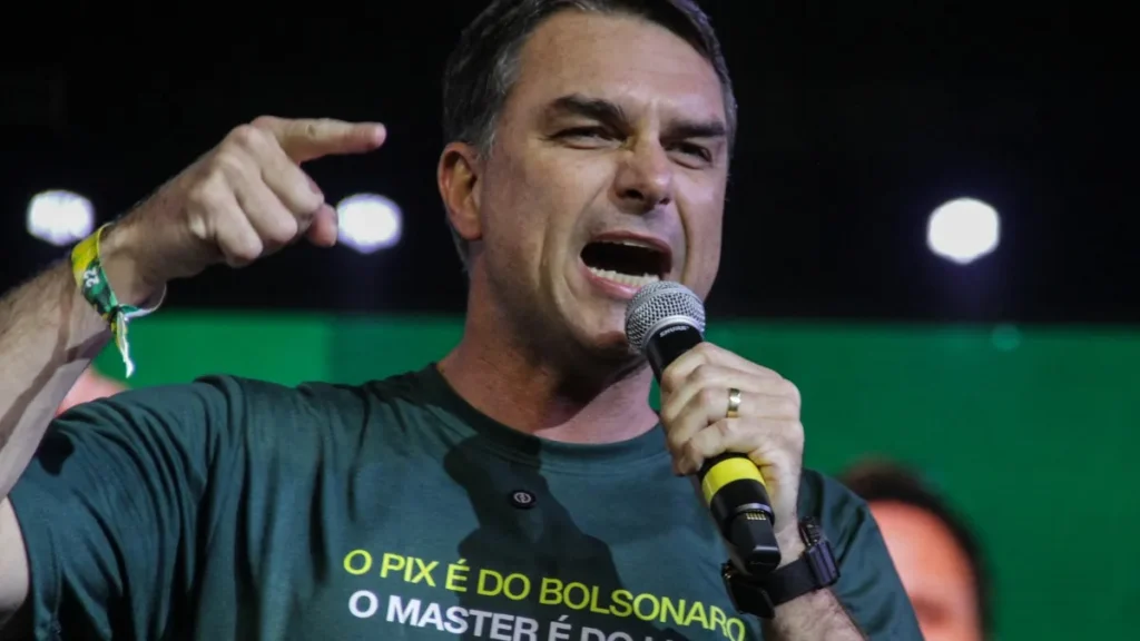 Flávio admite papel de Lula nos EUA e adia volta por tarifaço