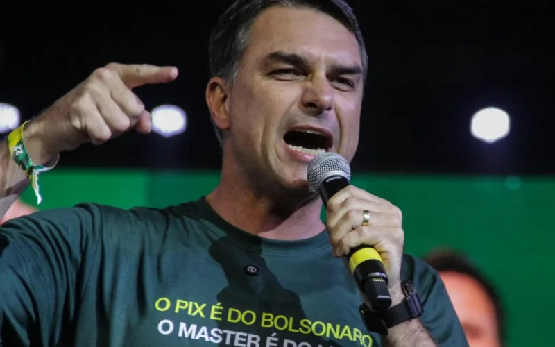 Flávio admite papel de Lula nos EUA e adia volta por tarifaço