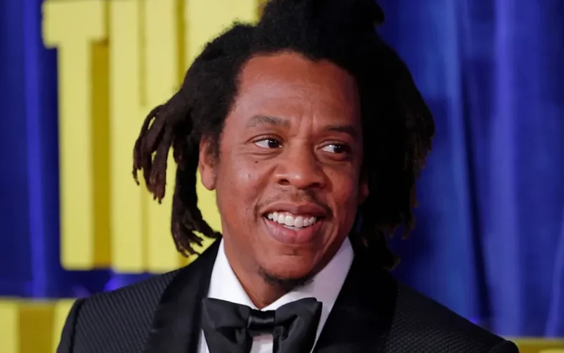 Jay-Z leva Rihanna ao palco e ela brinca: 'Estou enferrujada