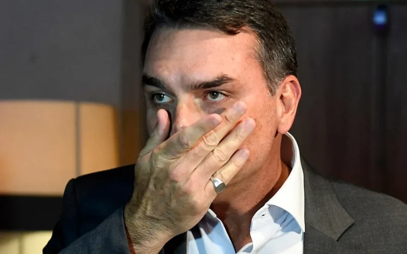 Flávio recorre ao STF para reverter proibição de visitas ao pai