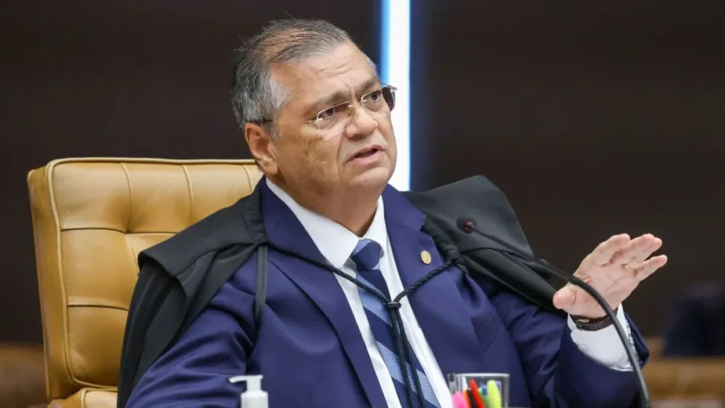 Dino manda prender secretário do MA e apreende arsenal em sua casa