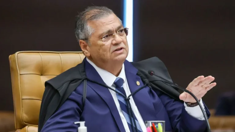 Dino manda prender secretário do MA e apreende arsenal em sua casa