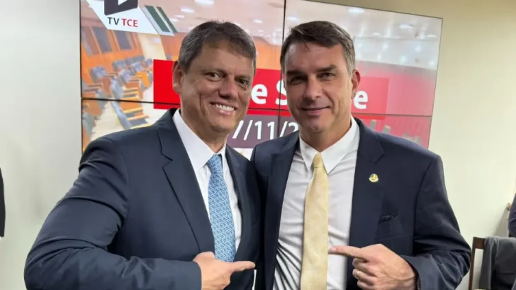 Flávio Bolsonaro muda QG de campanha para SP para se aproximar de Tarcísio