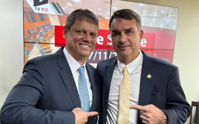 Flávio Bolsonaro muda QG de campanha para SP para se aproximar de Tarcísio