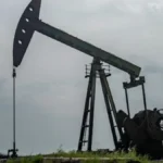 Brent atinge US$ 100 com conflito no Mar Vermelho