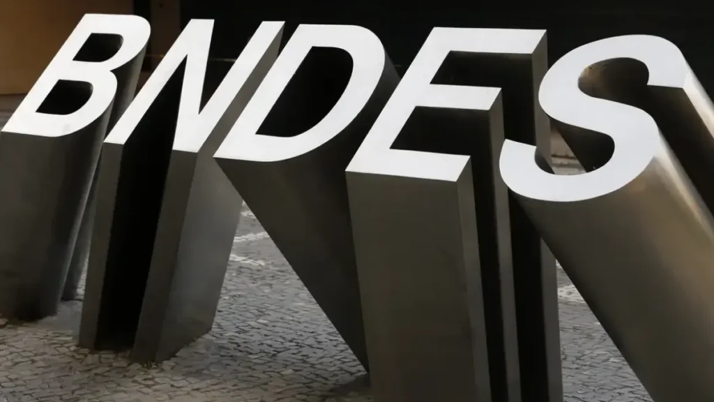 BNDES aprova R$20 bi para renovar frota de ônibus e caminhões