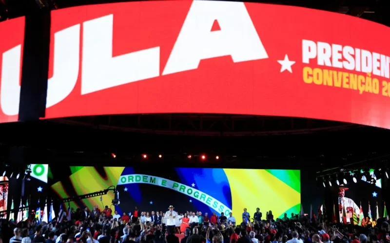 Vermelho, onça e Panamá marcam convenção de Lula