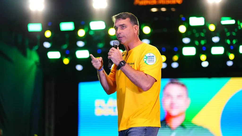 Flávio diz que aceitará resultado e que TSE será diferente de 2022