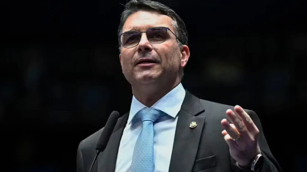 Flávio Bolsonaro: 'guerra psicológica' contra minha campanha