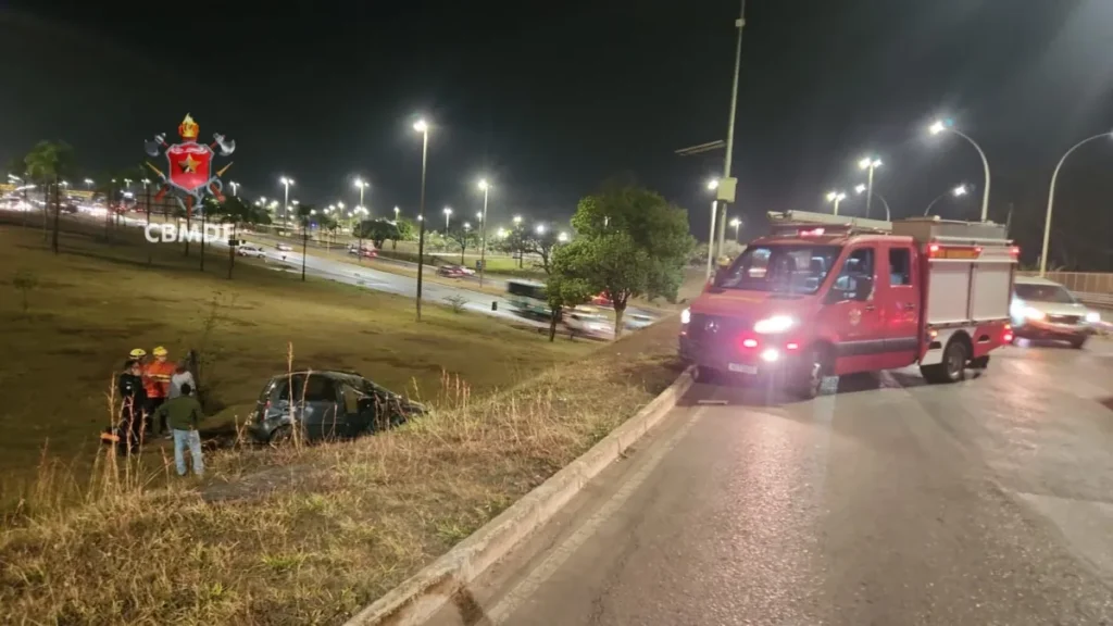 Carro capota na EPIA Sul e motorista é socorrido consciente