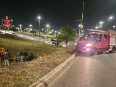 Carro capota na EPIA Sul e motorista é socorrido consciente