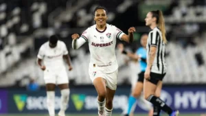 Fluminense vence Botafogo e segue vivo na briga pelo G-8