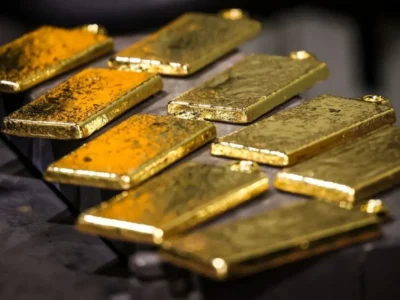 Ouro fecha em alta com foco no Fed; metal supera US$ 4.400