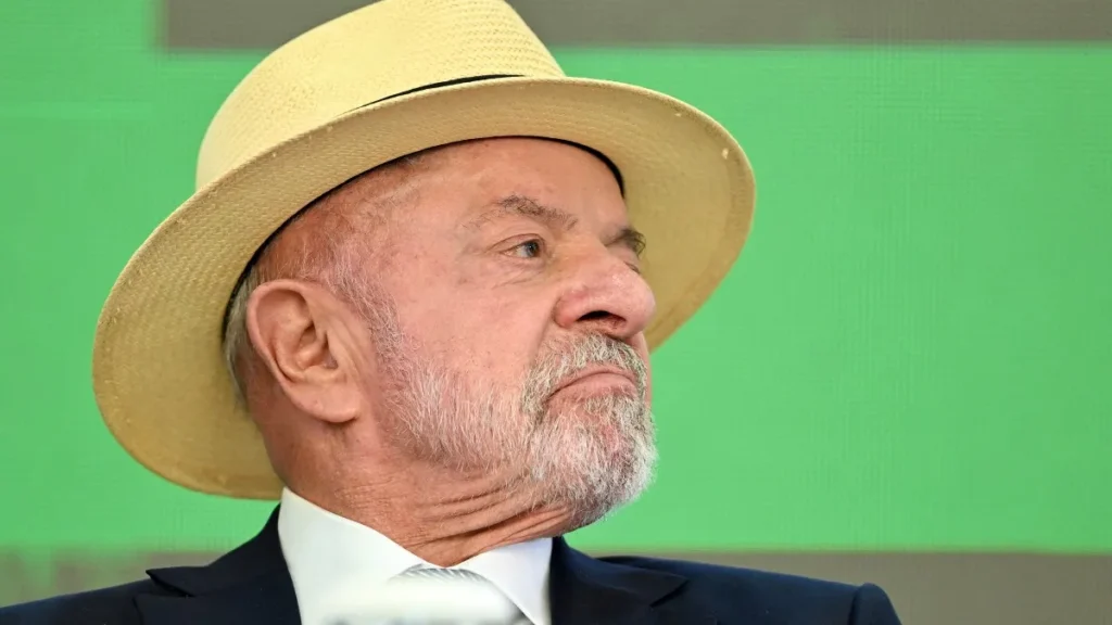 Lula registra foto com chapéu para urna de 2026