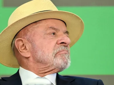 Lula registra foto com chapéu para urna de 2026